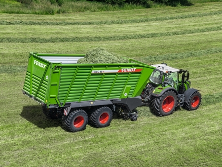 Fendt tractor working with a Fendt Tigo in the field