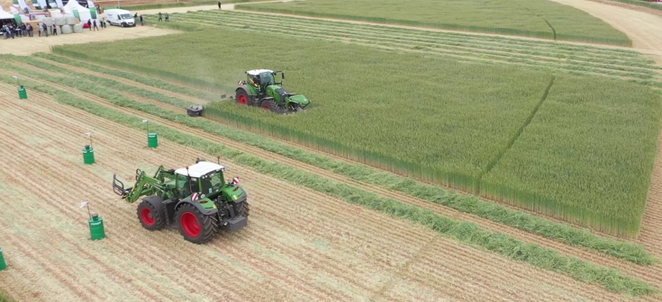 A Fendt 728 Vario and a Fendt 722 Vario Gen7 in the field - one mowing, one drivin in a maneuverability parcours