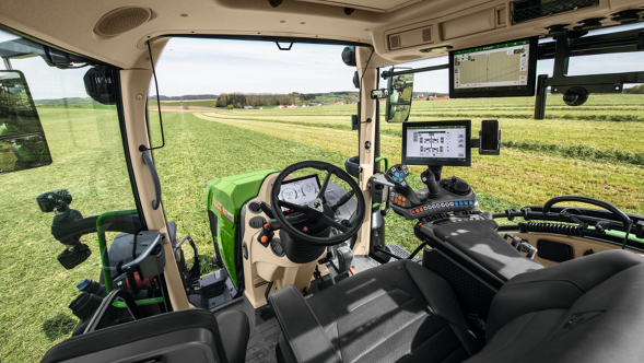 Interior of the cab of the Fendt 600 on a field