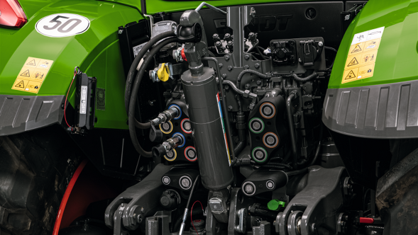 Close-up of the hydraulic connections of the Fendt 600 Vario
