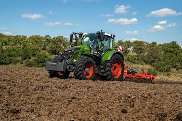 Fendt 600 Vario working in a field