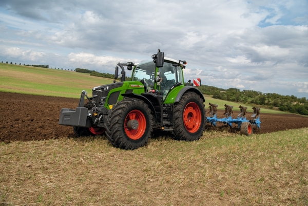 Fendt 600 Vario ploughing a field