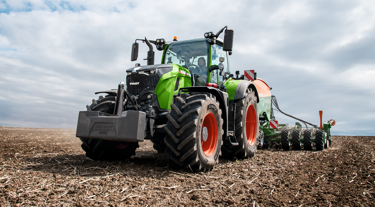 Fendt 700 Vario Gen7 tractor with a seeder driving on a field