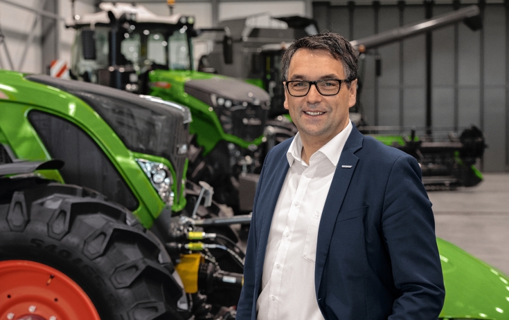 Roland Schmidt (Vice President Fendt Marketing) Roland Schmidt (Vice President Fendt Marketing) in front of a row of Fendt tractors
