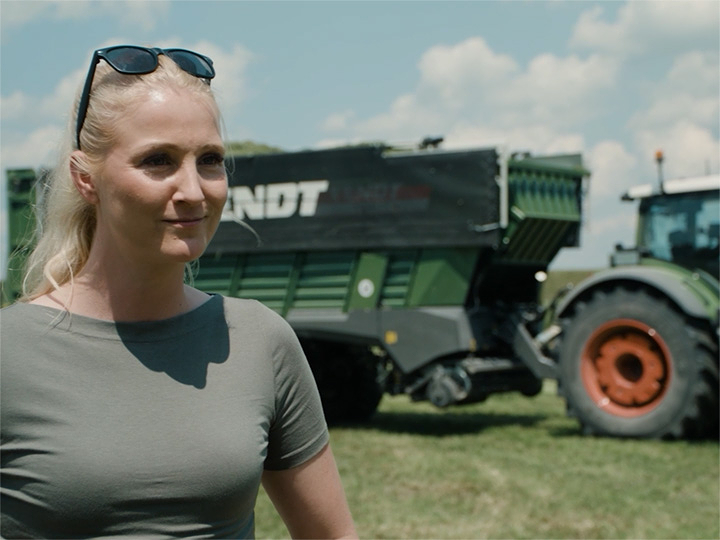Alexandra Scheiper standing in front of a Fendt 728 Vario Gen7 and talking about her experiences.