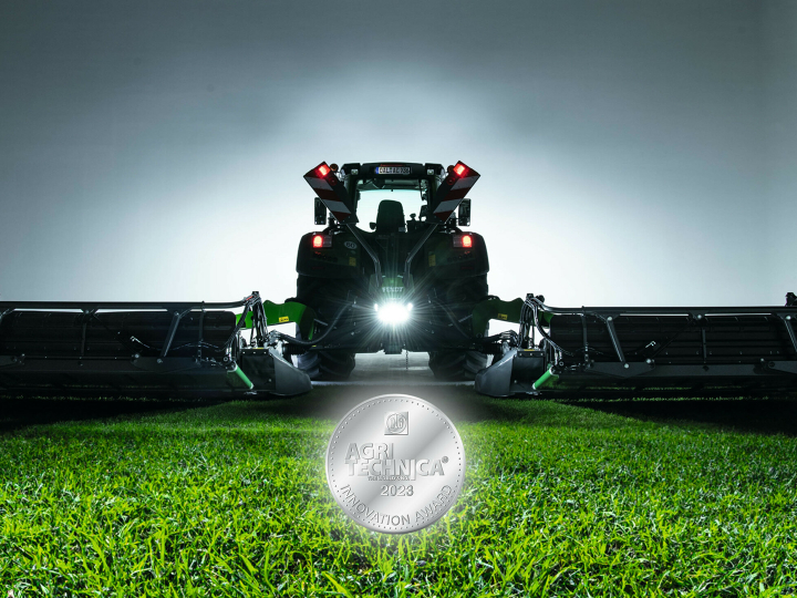 Still visible in the semi-darkness: the newly developed Fendt Slicer 960/1010 series, which won the DLG silver medal at Agritechnica 2023