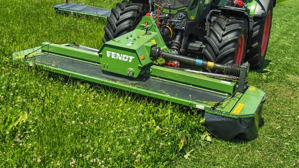 The Fendt Slicer 310 FPK Close-up of the green Fendt Slicer 310 FPK mowing on a green meadow.