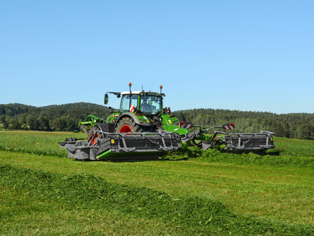 Fendt tractor with Fendt Slicer mower in work