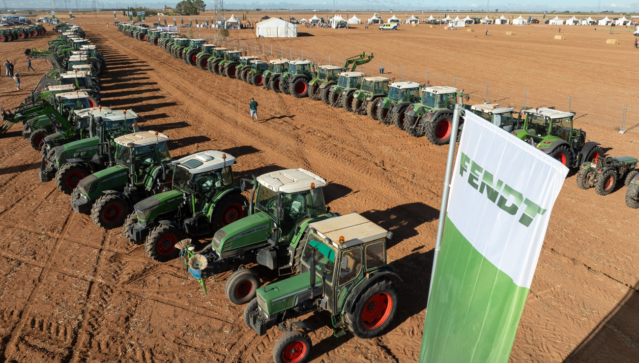 2 rows of Fendt tractors from different ages and series at the spanish field dayFendtgüinos 2024