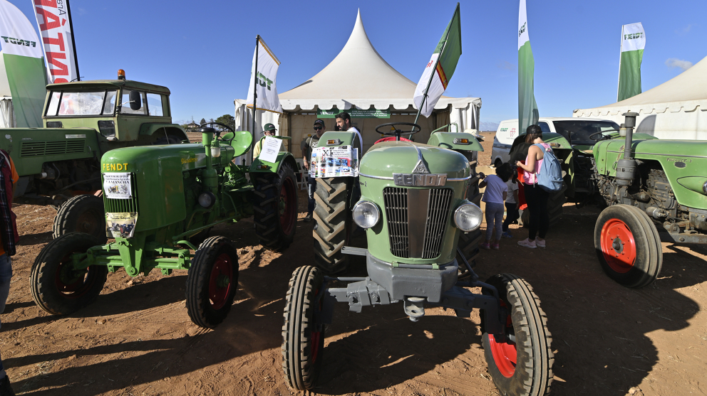 Spanish visitors with Fendt vintage tractors