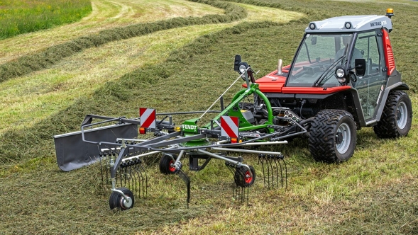 Fendt Former rake Green Fendt Former at work in a meadow, the swath marks left behind can already be seen in the background.