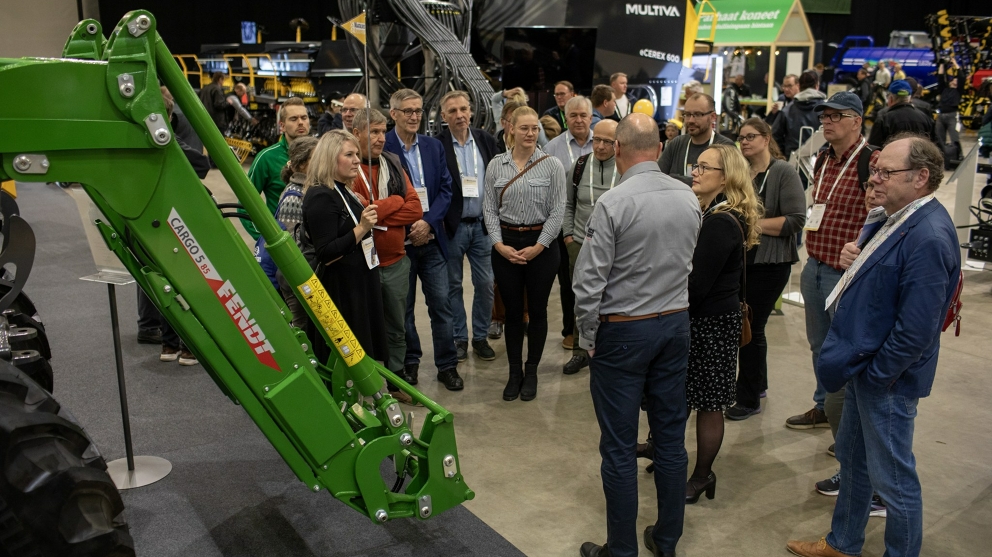 Group of visitors in front of the Fendt 600 Vario at Maatalous Konemessut 2024 in Finland A group of visitors stands in front of the front loader of the Fendt 600 Vario at Maatalous Konemessut 2024 in Finland and listens to a speaker