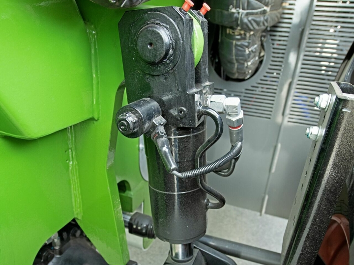 Close-up of the self-centring axle lock