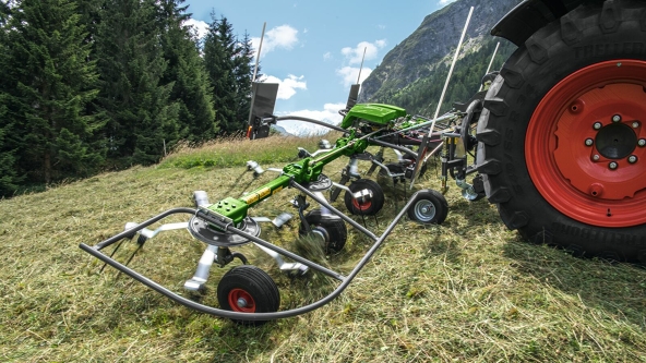 Fendt Twister Alpine tedder Close-up of the Fendt Twister Alpine tedding grass.