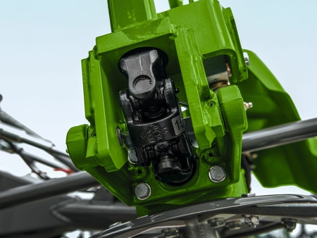 Hexagonal shaft Close-up of the large hexagonal shaft & robust double universal joints.