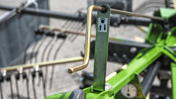 Fendt Former Alpine crank for height adjustment Detailed image of the Fendt Former Alpine crank for height adjustment on a grey ground.