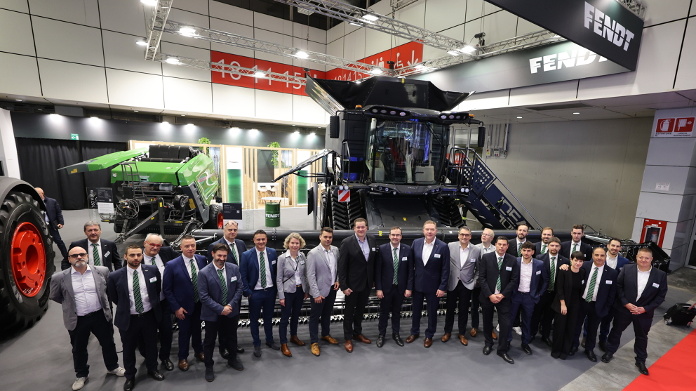 Group photo of the Fendt Italy team with Fendt management in front of a Fendt IDEAL and a Fendt Rotana round baler