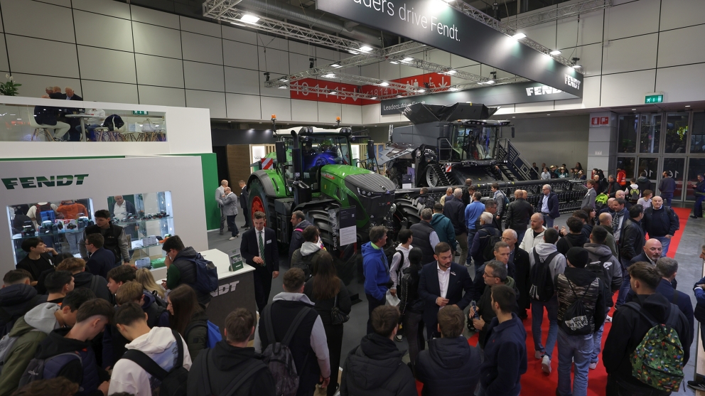 Many visitors at the Fendt stand with a Fendt large tractor and Fendt IDEAL combine harvester