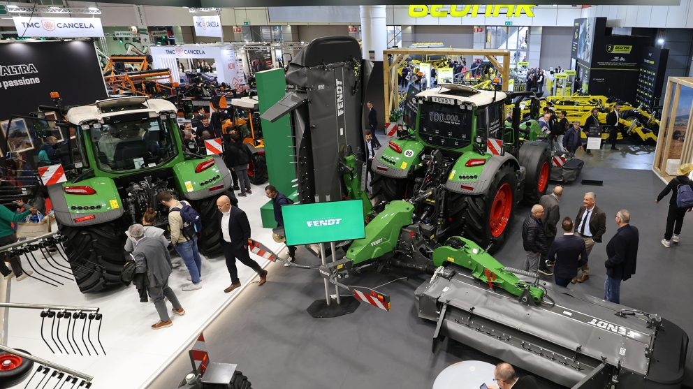 Impressions from EIMA International 2024 – Fendt stand with 100,000. Fendt 700 Vario with visitors at the stand
