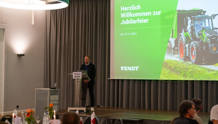 Jochen Gnann (Plant Manager Fendt Asbach-Bäumenheim) welcomes the guests to the Old Brewery in Mertingen. Jochen Gnann (Plant Manager Fendt Asbach-Bäumenheim) welcomes the guests to the Old Brewery in Mertingen on stage
