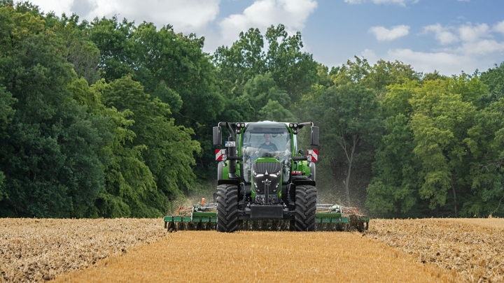 A green Fendt 600 Vario working on a field