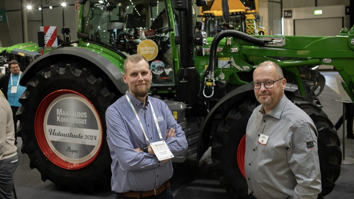 Marko Niemi (Commercial Manager Fendt Finland | right) with Juho Erkkila (Smart Farming Specialist Fuse GTM | left) in front of the award-winning Fendt 600 Vario