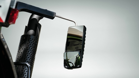 Close-up of the electrically adjustable comfort rear-view mirror with grey background.
