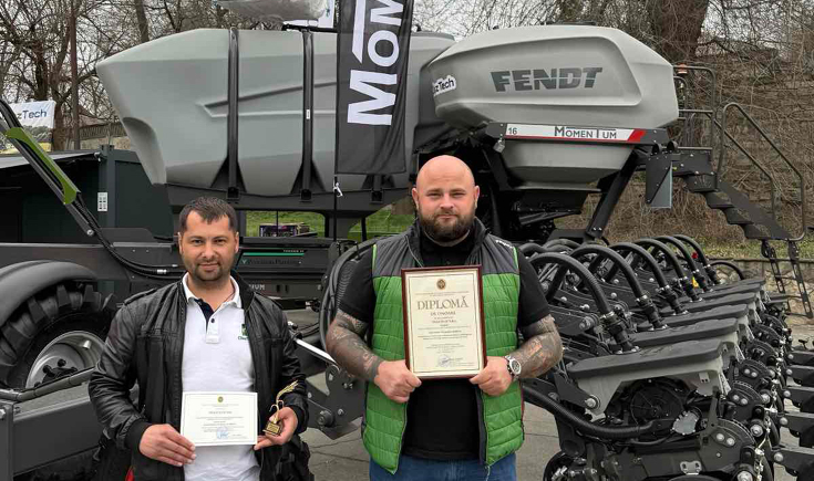 Ion Calmis and Oleksandr Maroseiev (DiazTech) in front of the award-winning Fendt MOMENTUM 16 in the Republic of Moldova. Ion Calmis and Oleksandr Maroseiev (DiazTech) in front of the award-winning Fendt MOMENTUM 16 in the Republic of Moldova.