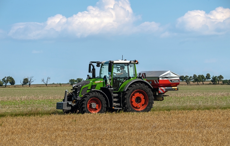 Fendt 600 Vario Fendt 600 Vario on a field during sowing