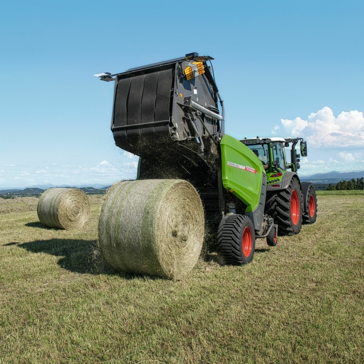 Fendt Rotana round baler while baling