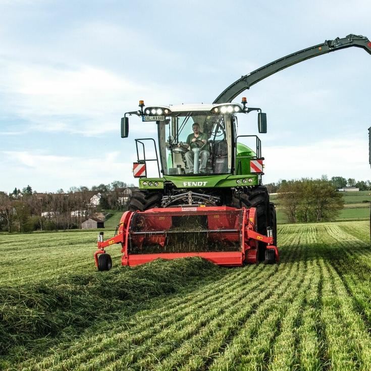 The Fendt Katana in action on a meadow.