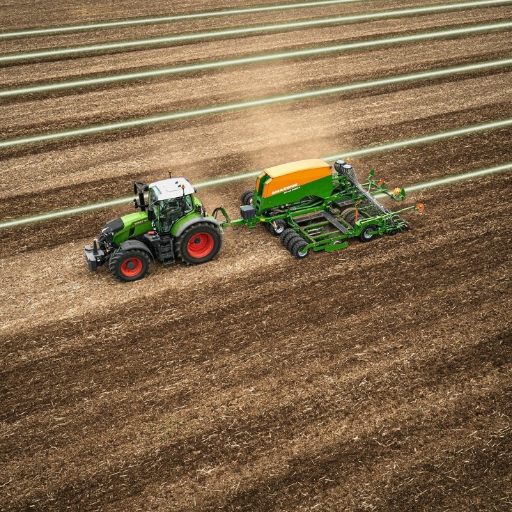 A green Fendt tractor using the Fendt Guide tracking solution for soil cultivation