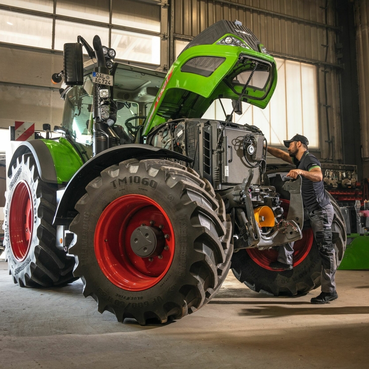 A Fendt service employee checks a Fendt tractor