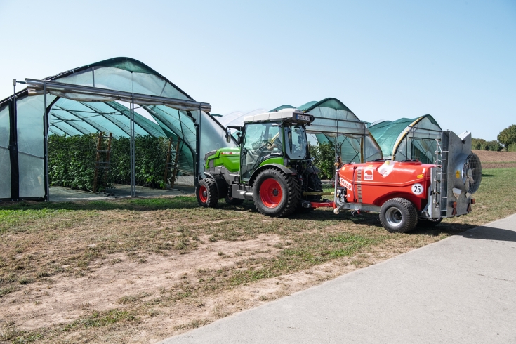 A Fendt e100 V Vario drives into a fruit tunnel A Fendt e100 V Vario drives into a fruit tunnel with raspberry plants.