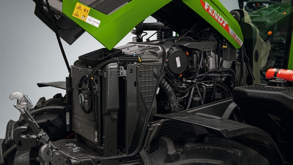 Close-up of the green Fendt 600 Vario with raised bonnet so that an efficient cooling concept with demand control and reversible fan can be seen.