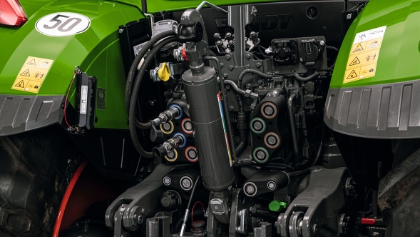 Close-up of the Fendt 600 Vario hydraulic system