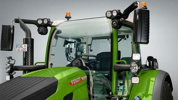 Exterior view of the VisioPlus cab of the green Fendt 600 Vario against a light grey background
