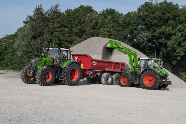 The green Fendt 600 Vario tractor with the green Fendt Cargo front loader and a shovel as an implement in use.