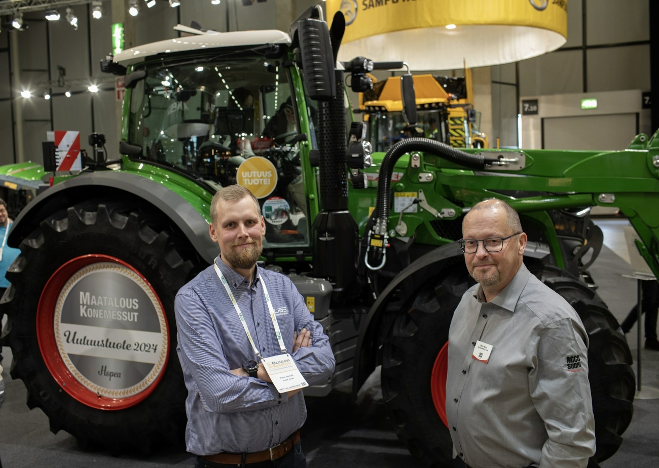 Marko Niemi (Commercial Manager Fendt Finland | right) with Juho Erkkila (Smart Farming Specialist Fuse GTM | left) in front of the award-winning Fendt 600 Vario