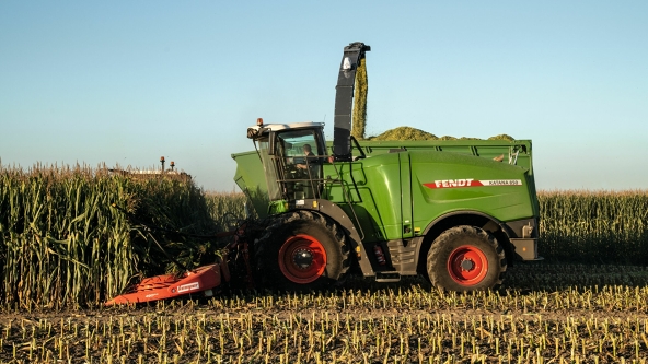 Side view of a Fendt Katana forage harvester during maize harvesting