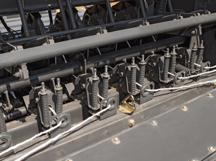 Uniform twine feed guided through knotter brakes for consistent feeding to the knotter