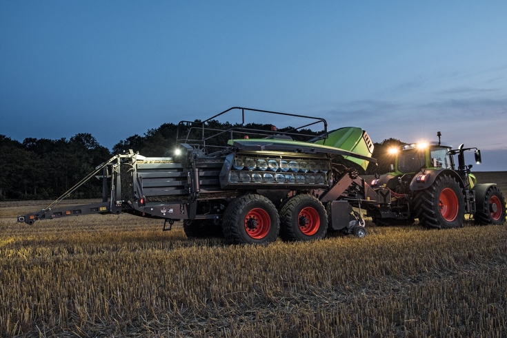Clever and attractive – functional design with large side flaps and angled twine reels preventing slipping Fendt square baler with large opening side flaps and angled twine reels for optimal twine supply and easy monitoring