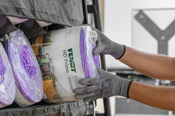 Optimal overview and easy handling – Easy-Fill system with flat twine roll positioning and secure storage preventing rolling off Easy-Fill system with flat-positioned twine rolls for clear fill-level overview and easy loading with angled V-shaped base to prevent slipping