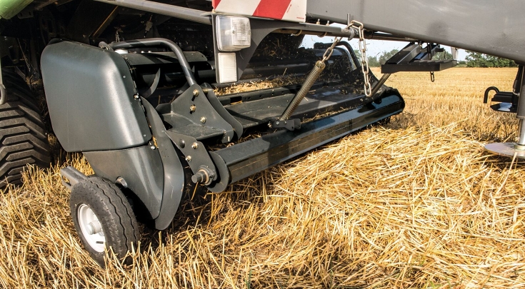A new roller pressure pad and a large deflector plate ensure uniform crop flow into the baler.