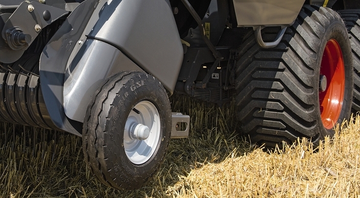 Gauge wheels prevent the pickup from lowering too far and ensure clean crop pickup. They can be removed for transport.