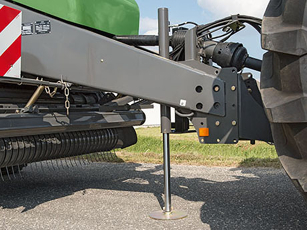 The optional hydraulic support foot permits easy and fast hooking and unhooking to the tractor.