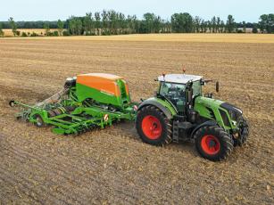 A well-structured soil with around 40% open pores supports air and water retention, aided by correctly adjusted tyre pressure