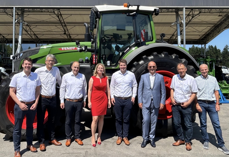 (ltr) Stefan Schröder (Schröder Group Management), Bernd Schröder (Schröder Group Management), Carsten Schröder (Schröder Group Management), Ajda Brazda Mlakar (CEO, Inter Agrar), Dennis Schröder (Schröder Group Management), Aleš Jenčič (CEO, Interexport) Group photo of 8 people, including 7 men and 1 woman in the middlewith a red dress, in front of a green Fendt tractor.
