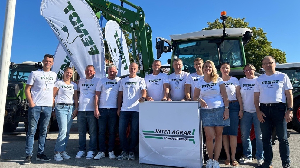 A group of people with Fendt and Inter Agrar Shirts at the Agra Radgona trade fair