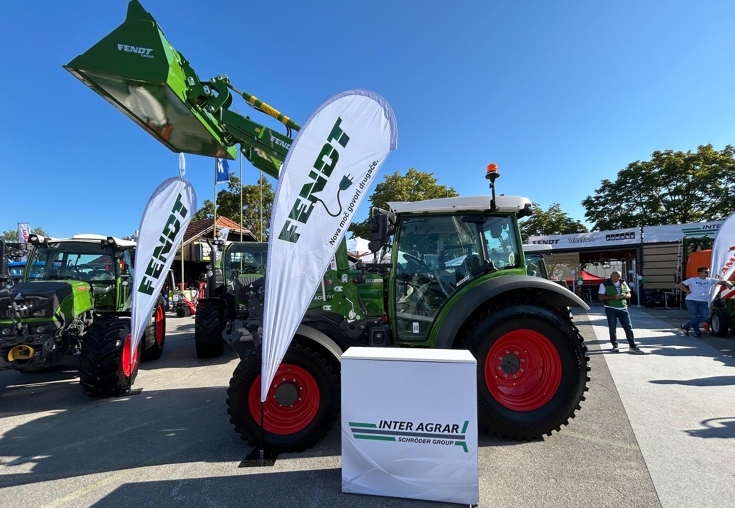 A green Fendt e100 Vario stands on the Agra Radgona exhibition grounds behind an Inter Agrar sign.